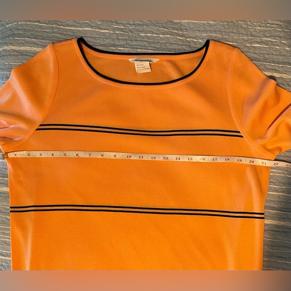 MISOOK Knit Top. Perfect for autumn. Size Large. - Picture 2 of 4